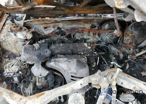 2005 Toyota Camry Le z USA, uszkodzony, nr VIN 4T1BE32K55U023876